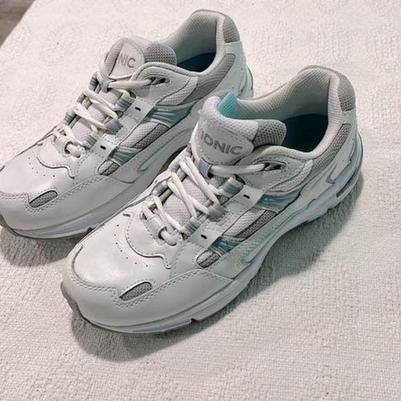 Vionic shoes women’s size 7.5 walking shoes leather upper rubber sole - Picture 2 of 10